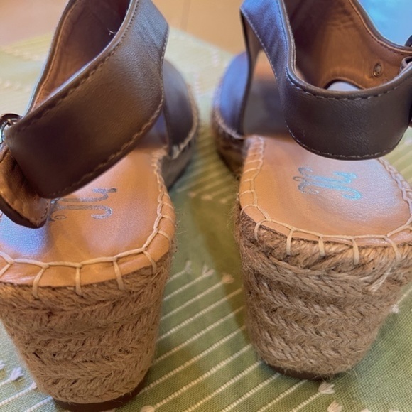 Journee Collection Crew Wedge Sandals for Women in EUC! Size 8.5 Color is Taupe - Picture 6 of 8